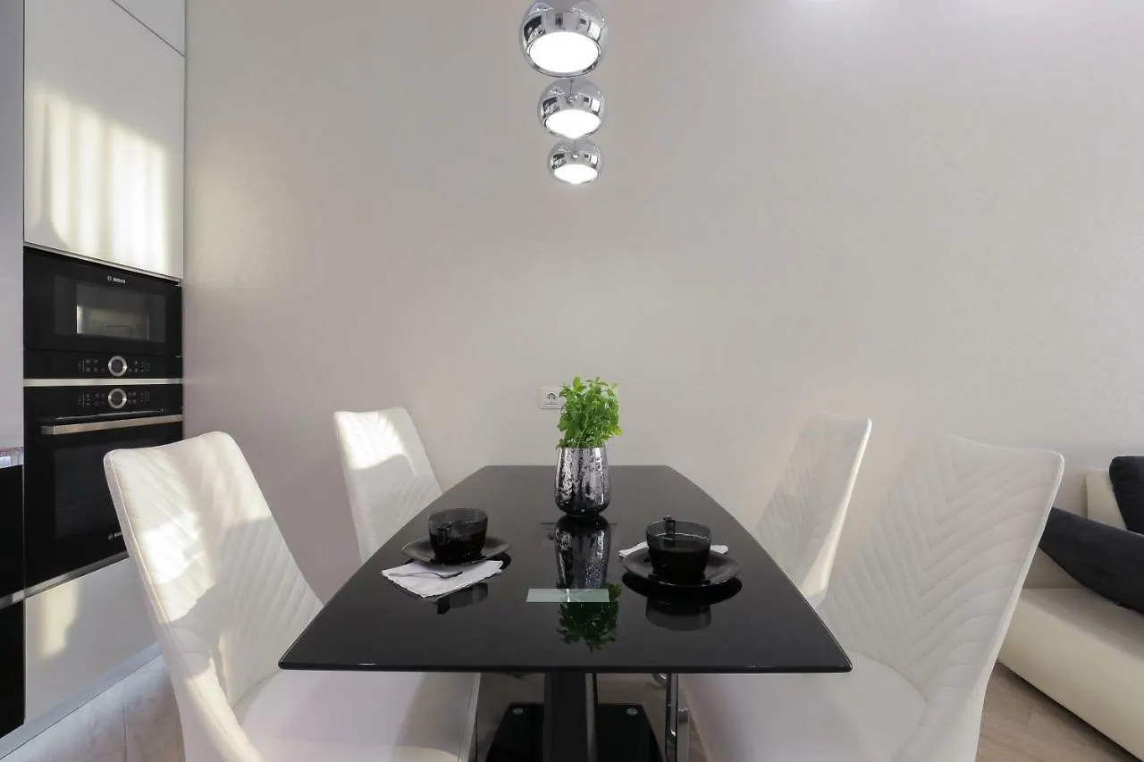 Black&White Apartment In Smart Plaza Kyjev